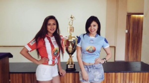 Bellas modelos posan con el trofeo al ganador de este partido, siendo el Rodillo Rojo el dueño del mismo.